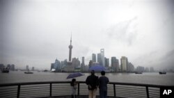 上海的游人6月6日在雨中遥望浦东