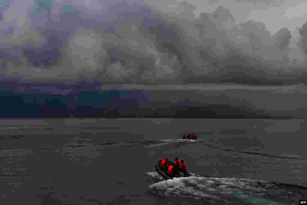 در پی واژگونی یک قایق در آب های دریاچه توبا اندونزی نیروهای امدادگر در حال جستجو برای یافتن افراد مفقود شده هستند. &nbsp;