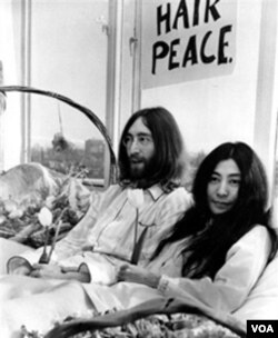 John Lennon dan Yoko Ono mengadakan aksi 'Bed-In for Peace' di Amsterdam dan Montreal untuk memrotes perang AS di Vietnam. Foto ini diambil di Hotel Hilton di Amsterdam pada tanggal 5 Maret 1969.