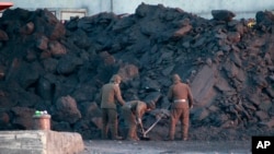 Du charbon nord-coréen à la ville de Sinuiju, le 29 décembre 2011