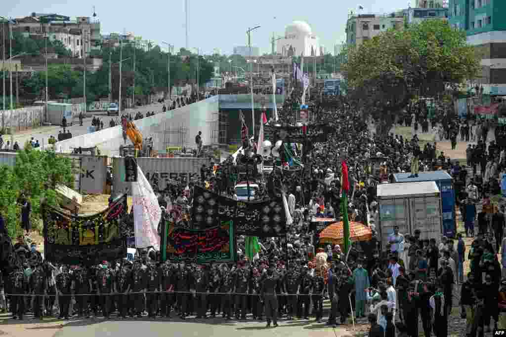 ملک کے دیگر شہروں کی طرح کراچی میں بھی عاشور کے جلوس کے لیے سخت سیکیورٹی انتظامات کیے گئے تھے۔