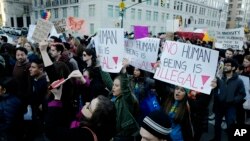 Ribuan demonstran melakukan unjuk rasa menentang rencana kebijakan imigrasi Presiden terpilih Donald Trump, dalam aksi protes di New York (13/11).