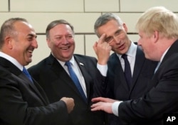 Desde la izquierda, el canciller turco Mevlut Cavusoglu, el secretario de Estado de EE.UU. Mike Pompeo, el secretario general de la OTAN Jens Stoltenberg y el secretario de Asuntos Exteriores británico Boris Johnson hablan antes de una reunión de ministros de relaciones exteriores de la OTAN en la sede de la OTAN en Bruselas. Abril 27 de 2018.
