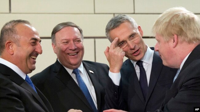 （从左至右）土耳其外长恰武什奥卢、美国国务卿蓬佩奥、北约秘书长斯图尔滕贝格和英国外相约翰逊2018年4月27日在布鲁塞尔北约外长会议前交谈。