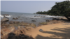 Une vue de la plage de Kribi sans grande fréquentation à cause du Covid 19, le 13 mai 2020. (VOA/Emmanuel Jules Ntap)