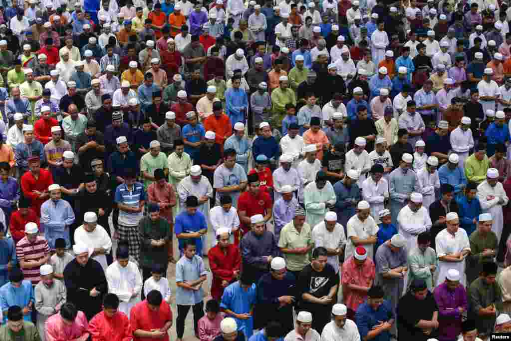 رمضان میں مساجد میں عام دنوں کی نسبت لوگوں کی زیادہ تعداد دیکھنے میں آتی ہے۔ 