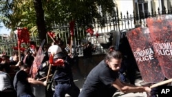 Una serie de reformas a las reglas empresariales que planea implementar el nuevo gobierno conservador generaros las protestas y huelgas que se tornaron violentas el jueves, en Grecia. Foto AP.