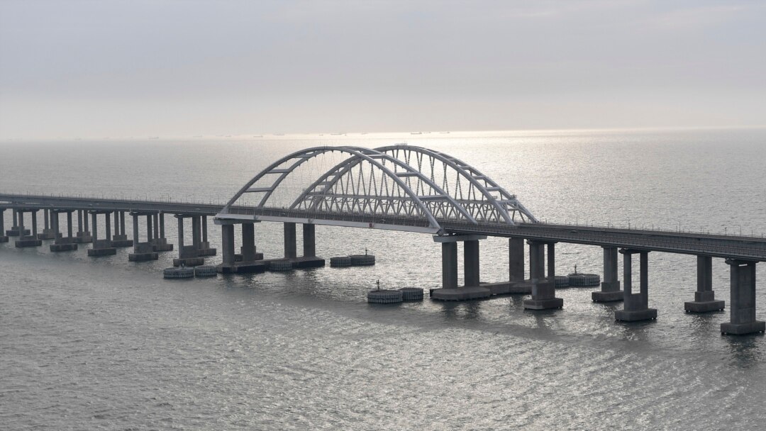 Jembatan Kereta Api yang menghubungkan daratan Rusia ke Semenanjung Krimea.