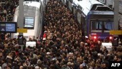 Commuters stand on a crowded platform of the Gare de Lyon railway station on April 3, 2018 in Paris, on the first day of a two days strike.
