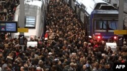 Plate-forme bondée à la gare de Lyon le 3 avril 2018 à Paris, le premier jour d'une grève de deux jours.