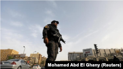 En la imagen de archivo, un miembro de las fuerzas policiales especiales hace guardia en El Cairo, el 28 de abril de 2017. REUTERS/Mohamed Abd El Ghany