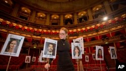 Staf BAFTA sedang mengatur daftar tempat duduk para bintang dengan menggunakan foto mereka di Royal Albert Hall, London, sebelum penyerahan penghargaan British Academy Film Awards atau BAFTA, Minggu, 12 Februari 2017.