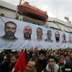 Warga Turki menyambut kembalinya kapal bantuan Mavi Marmara di Istanbul, 26 Desember 2010. Kapal bantuan Turki itu diserang tentara Israel yang menewaskan 9 aktivis Turki.