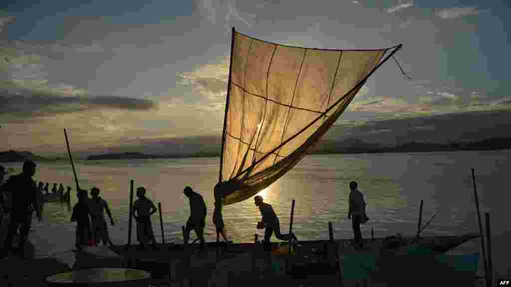 ماهیگران در آسام هند و پایان یک روز کاری