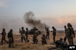 Tentara Turki dan pejuang Suriah yang didukung Turki berkumpul di pinggiran utara kota Manbij di Suriah pada 14 Oktober 2019. (Foto: AFP)