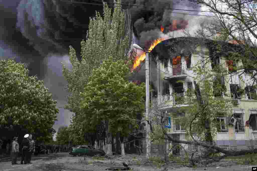 Sebuah kantor polisi terbakar di Mariupol, Ukraina timur. Pertempuran antara pasukan pemerintah dan para pemberontak di kota itu menewaskan beberapa orang pada hari Jumat. &nbsp;