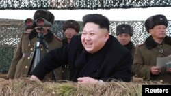 Lãnh tụ Kim Jong Un theo dõi một cuộc tập trận tấn công của lực lượng quấn đội nhân dân Triều Tiên. 
