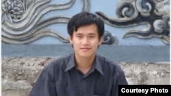 Nguyễn Tiến Trung sinh năm 1983 được mọi người biết đến qua các hoạt động cổ xúy dân chủ, đa đảng tại Việt Nam trong và sau khi anh du học từ Pháp về