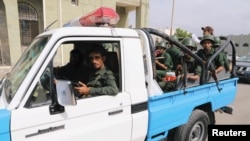 지난 13일 정부 군경들이 예멘 호데이다에서 순찰을 돌고 있다. (자료사진)