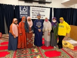 Sofiyani Suaib (paling kanan) bersama sebagian jemaah tarawih di Imaam Center. Di tengah adalah Muhammad Syawal Mubarak, imam tarawih tahun ini.