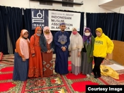 Sofiyani Suaib (paling kanan) bersama sebagian jemaah tarawih di Imaam Center. Di tengah adalah Muhammad Syawal Mubarak, imam tarawih tahun ini.
