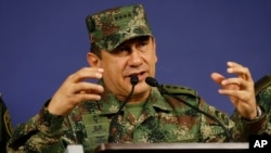 El comandante de las Fuerzas Armadas colombianas, general Juan Pablo Rodríguez, recibió en el puerto de Buenaventura a los rebeldes desmovilizados del Ejército de Liberación Nacional.