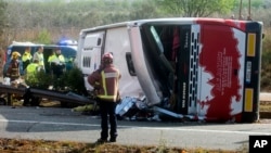Persnal de emergencia llegó al lugar del accidente del autobús en la carretera AP7 que une España con Francia a lo largo de la costa del Mediterráneo.