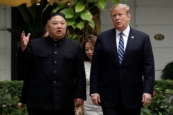 TT Mỹ Donald Trump và lãnh tụ Triều Tiên Kim Jong Un đi dạo sau một buổi họp tại Khách sạn Metropole Hà Nội, ngày 28/2/2019, ở Hà Nội. (AP Photo/Evan Vucci)