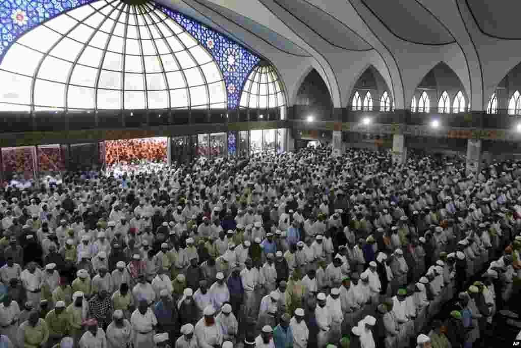 لاہور میں رمضان کے پہلے جمعے کو نمازی نمازِ جمعہ ادا کر رہے ہیں۔