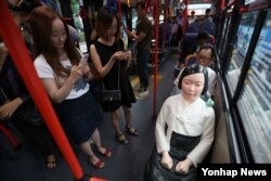 14일 '위안부 소녀상'을 설치한 채 운행을 시작한 서울 151번 시내버스. 업체 측은 이같은 버스 5대를 다음달 30일까지 운영할 계획이다.