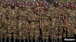 Les militaires kényans assistent à une prière d’hommage à leurs camarades tués lors d’une opération de la Mission de l'Union africaine en Somalie (AMISOM), à El Adde, Somalie, 27 janvier 2016.