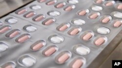 Các viên thuốc kháng virus chống COVID-19 của hãng dược Pfizer trong quy trình sản xuất ngày 16/11. Pfizer và Merck đã đồng ý chuyển nhương quyền sản xuất thuốc viên chống virus corona cho Việt Nam.