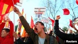 西班牙銀行BBVA的中國顧客2019年2月15日在西班牙馬德里的該銀行總部外示威抗議。