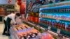 一名工作人员疫情期间在北京一家超市内摆放新西兰进口牛肉。（2020年11月24日）