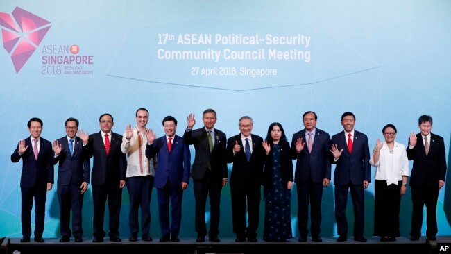 Bộ trưởng ngoại giao và đại diện các nước Asean chụp hình chung trong một hội nghị về chính trị và an ninh Asean, ngày 27 tháng 8, 2018, ở Singapore.