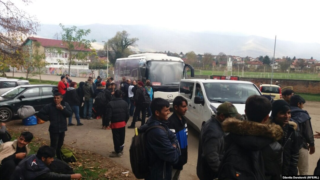 Izbjeglice i migranti ispred Đačkog doma u Bihaću, 26. oktobar 2018.