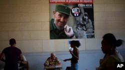 Ảnh Chủ tịch Fidel Castro được treo ở những nơi bỏ phiếu bầu cử.