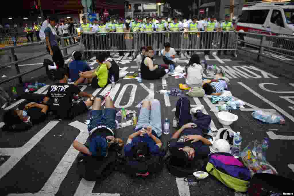 Protesters block a street near government headquarters in Hong Kong September 30, 2014. Tens of thousands of pro-democracy protesters extended a blockade of Hong Kong streets on Tuesday, stockpiling supplies and erecting makeshift barricades ahead of what