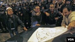 Criistianos egipcios furiosos tras el atentado que provocó 21 muertos, se efrentan con la policía en medio de demandas de mayor libertad religiosa.