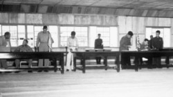 美国领导的联合国军、中国和朝鲜三方的司令官们在板门店签署朝鲜战争停火协议。（1953年7月27日）