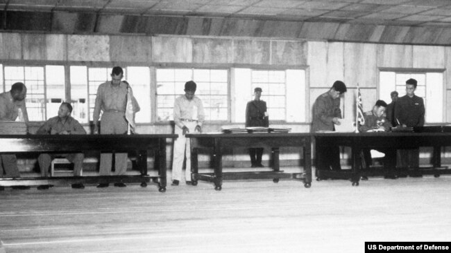 美国领导的联合国军、中国和朝鲜三方的司令官们在板门店签署朝鲜战争停火协议。（1953年7月27日）
