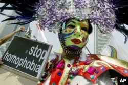 Aktivis hak gay berdemonstrasi pada Hari Internasional Melawan Homofobia di Jakarta. Sekelompok kecil aktivis berkumpul untuk menyerukan toleransi yang lebih besar bagi kaum gay dan transgender, yang dikenal sebagai "Waria." (Foto: AP)