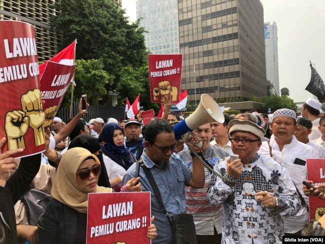 Tuntutan investigasi terkait dugaan kecurangan dalam Pemilu 2019 dilayangkan sejumlah massa kepada Bawaslu RI, Jakarta, Jumat (10/5) (foto: VOA/Ghita Intan)
