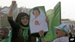 Des partisans de Kadhafi à Tripoli, en Libye, le 7 juin 2011.