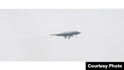 网友上传的中国”利剑“无人机试飞照片。 （微博图片）