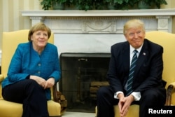 지난 3월 백악관에서 앙겔라 메르켈 독일 총리를 만난 도널드 트럼프(오른쪽) 미국 대통령이 취재진의 악수 요청을 거절하면서 어색한 표정을 짓고있다.