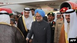 Nghi thức đón tiếp Thủ tướng Ấn Ðộ Manmohan Singh tại phi trường King Khalid International Airport ở Riyadh, Ả Rập Saudi, ngày 27 tháng 2, 2010