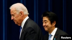 U.S. Vice President Joe Biden and Japanese Prime Minister Shinzo Abe arrive at joint news conference following talks, Tokyo, Dec. 3, 2013.
