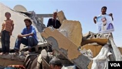 Serangan udara NATO menghancurkan bangunan di kota Zlitan, Libya barat (5/8).