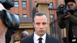 Oscar Pistorius leaves the high court in Pretoria, South Africa, May 20, 2014. 